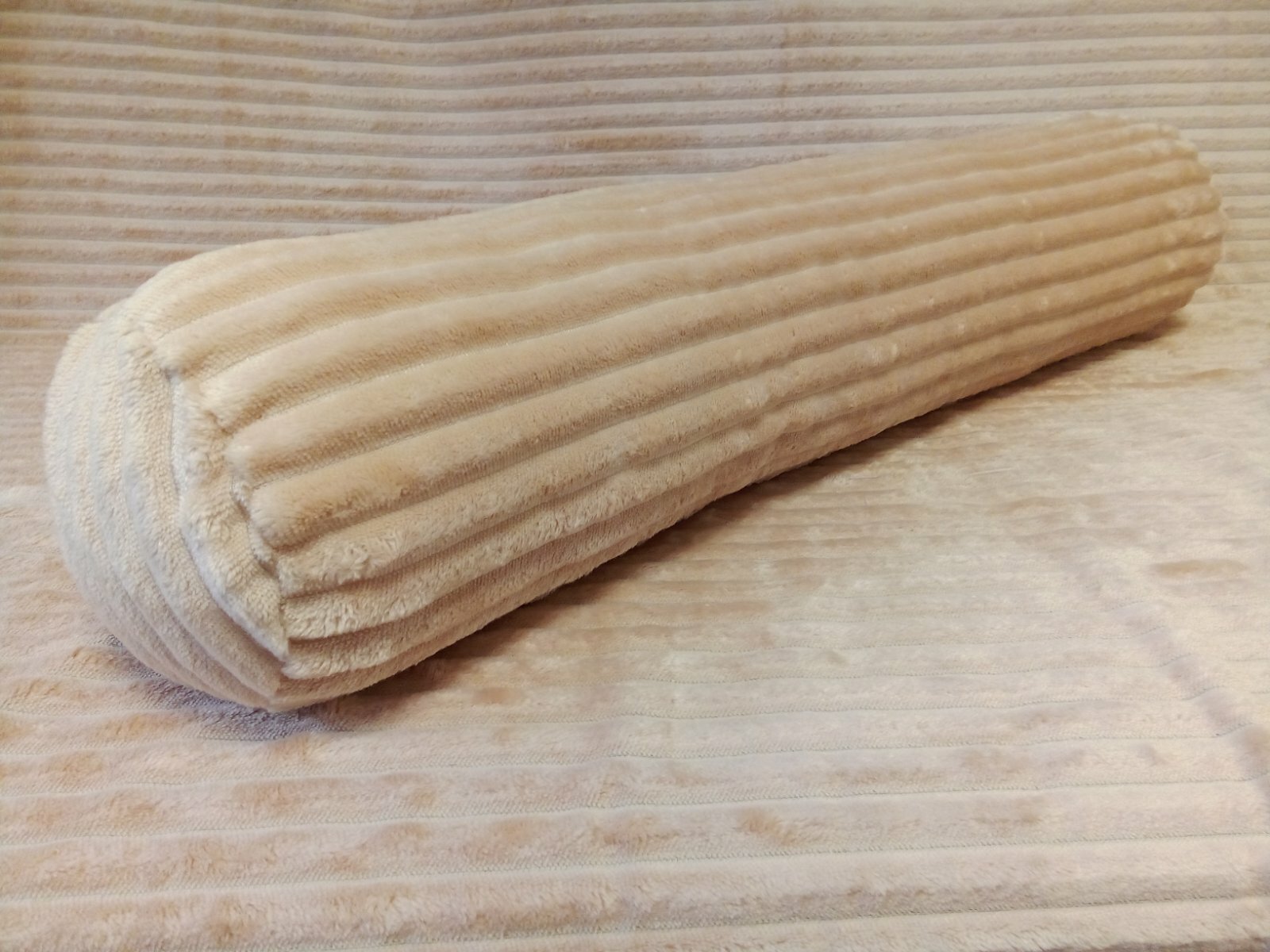 фото Подушка-валик "Карамель"