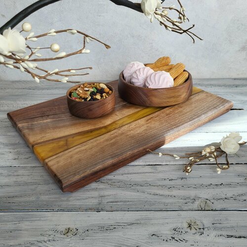 Деревянная доска для подачи, сервировки стола
