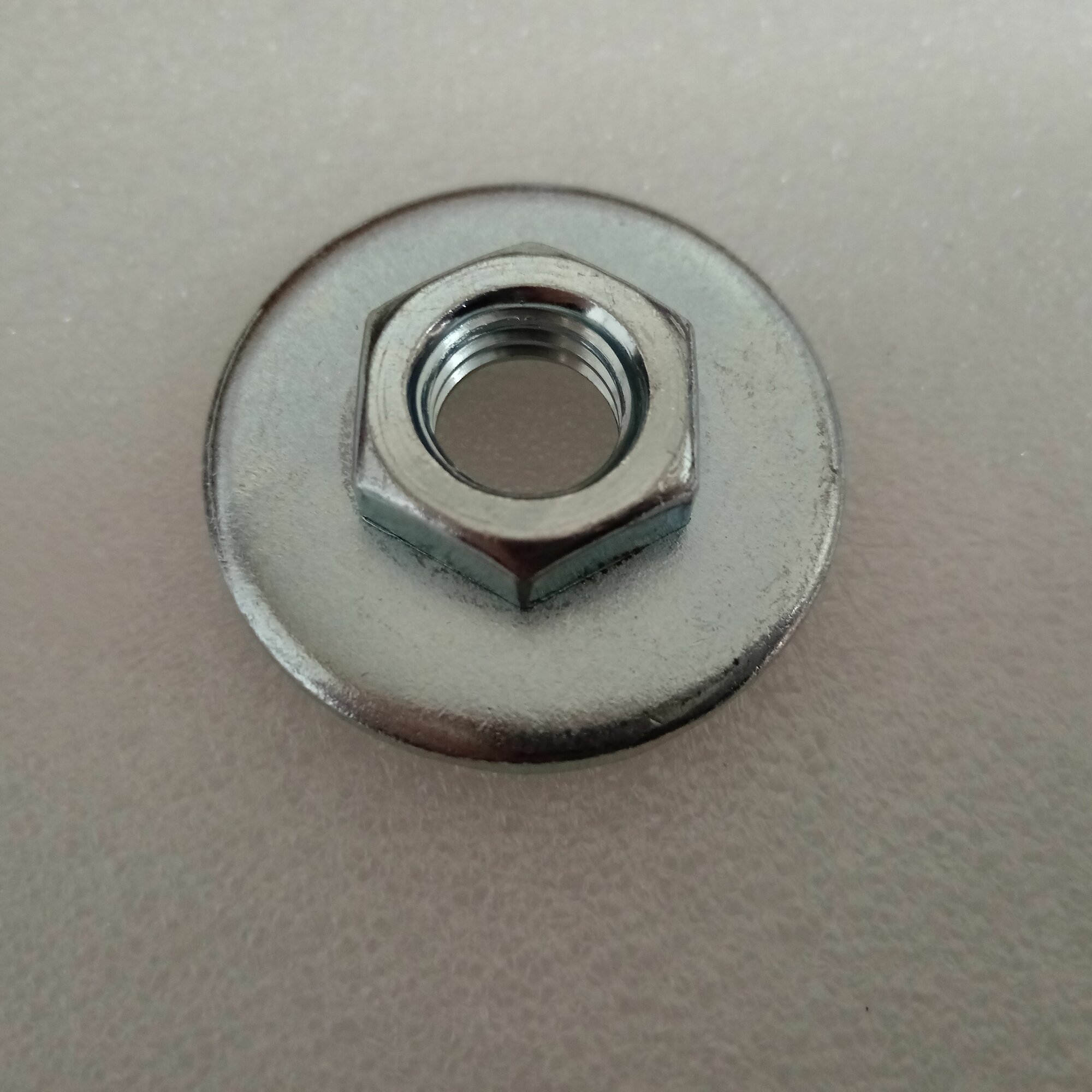 фото Гайка зажима диска УШМ универсальная М14, подвижная 6-гран.