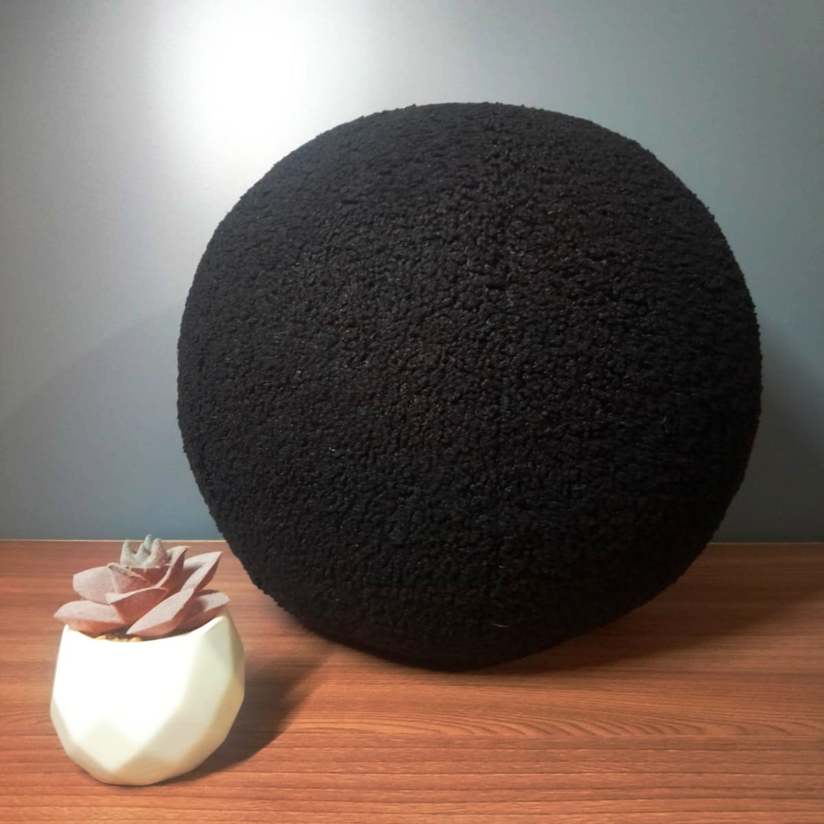 Подушка шар декоративная круглая, обхват 84 см, черная