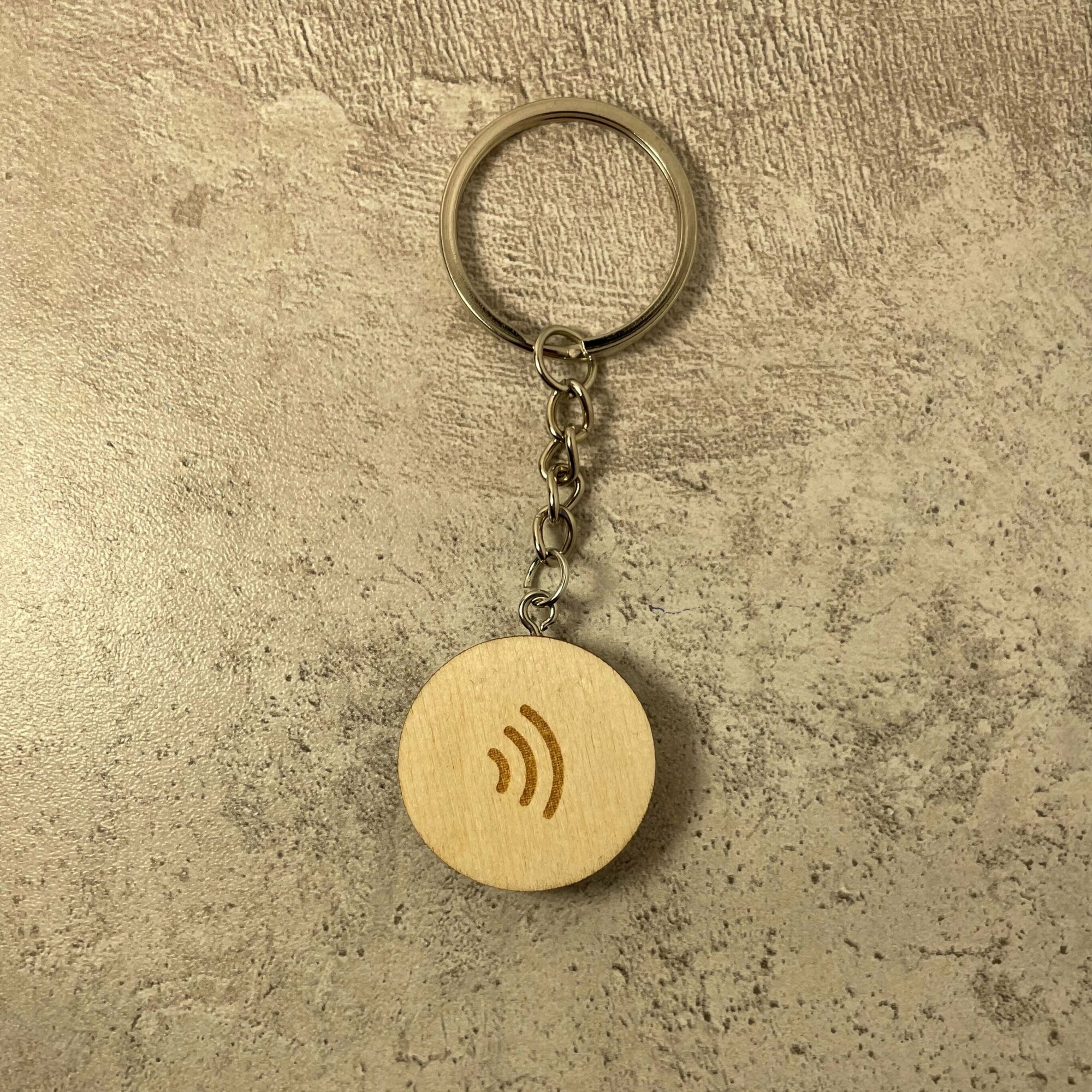 Деревянный nfc брелок — фото 2