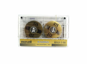 Фото Аудиокассета Maxell с золотистыми боббинками
