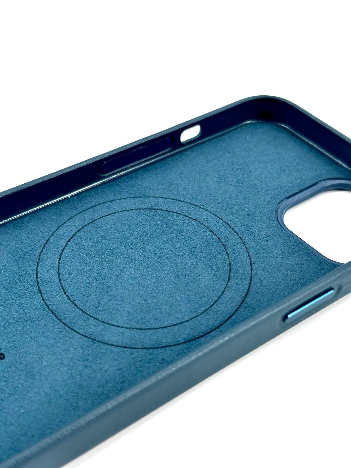 Кожаный чехол для iPhone 13 с Magsafe и анимацией синий (Baltic blue) — фото 1