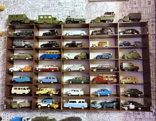 Парковка собранная 35 ячеек деревянная полка для коллекции машинок 1:43 / парковка настенная для моделек автомобилей / Органайзер для игрушек