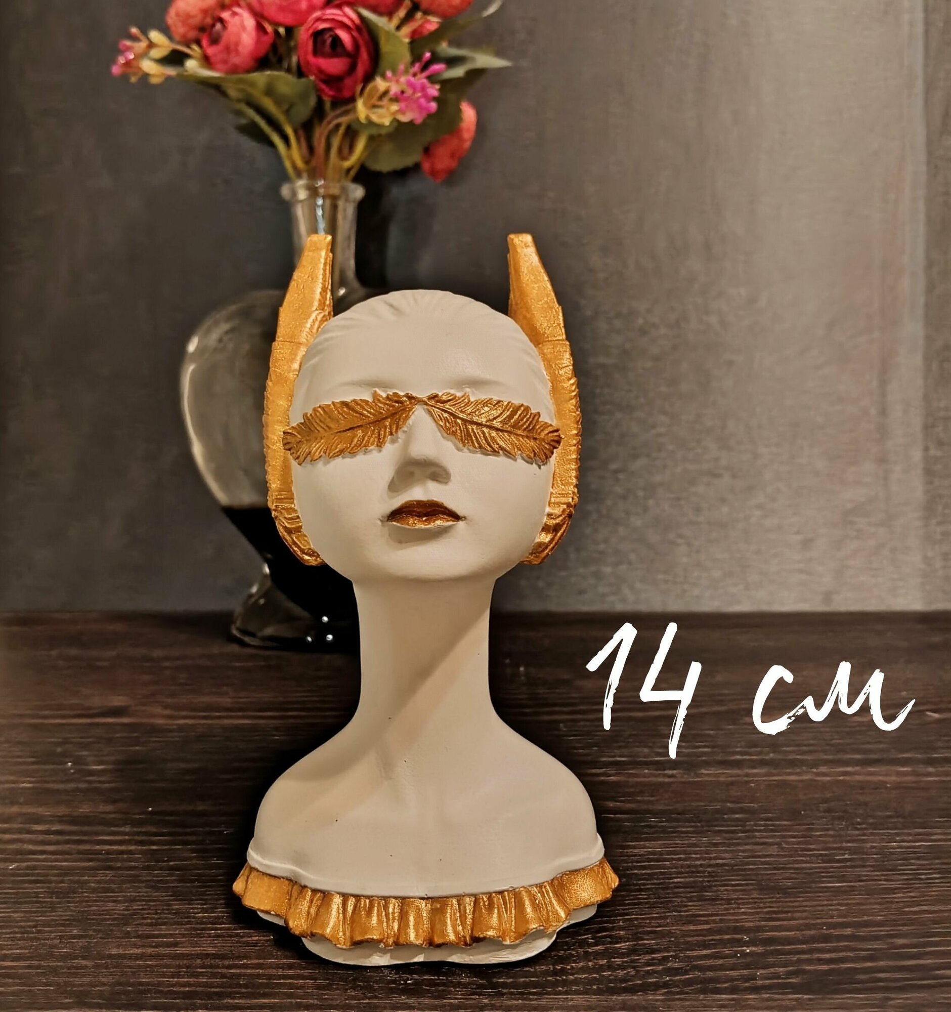 фото Статуэтка Баба Яга, оберег, 10 см, цвет золотой