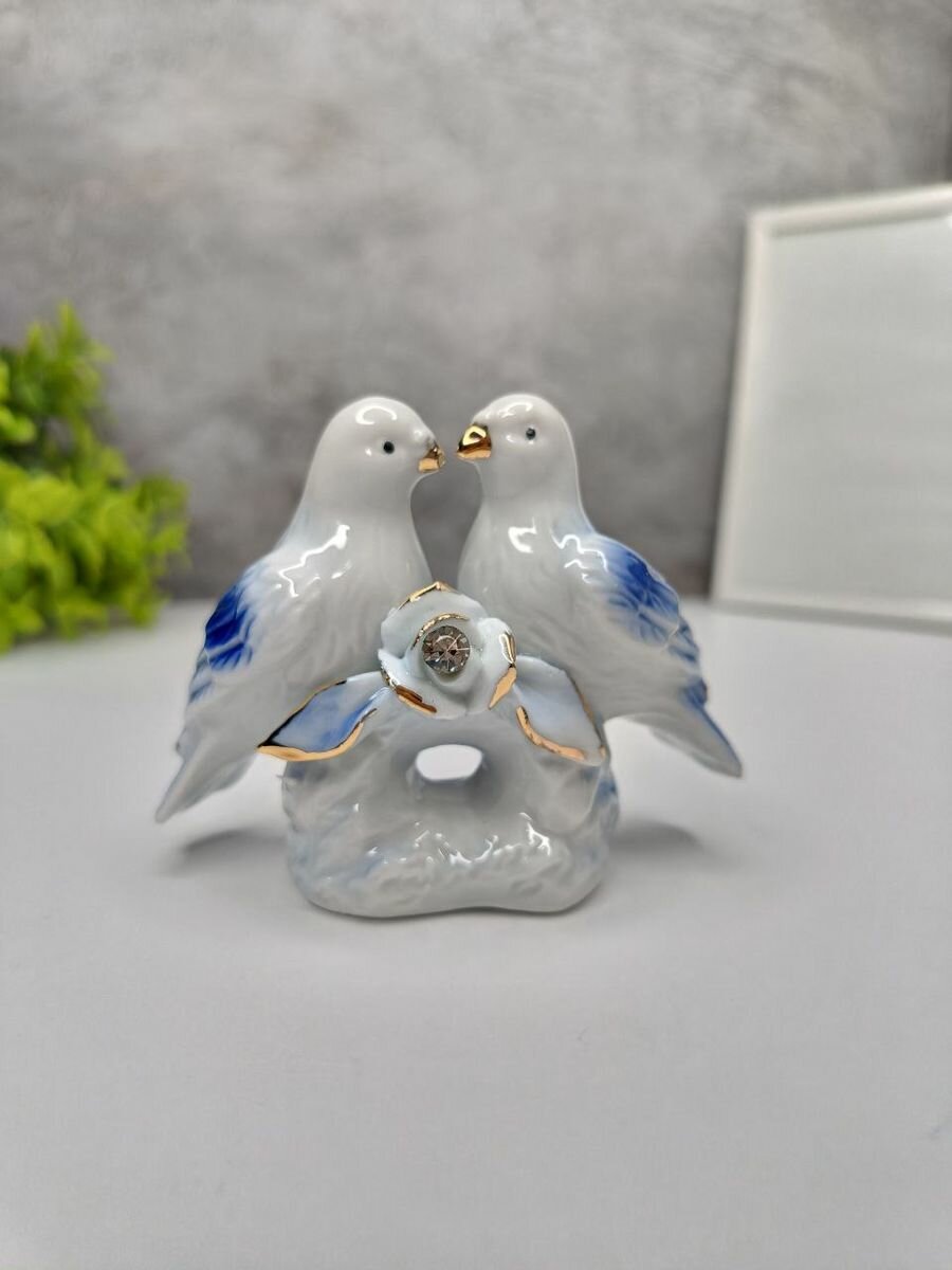 фото Фигурка два белых голубя с кристаллом в розе 7см