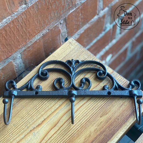 Вешалка чугунная с тремя крючками декоративная для одежды и полотенец 2500₽