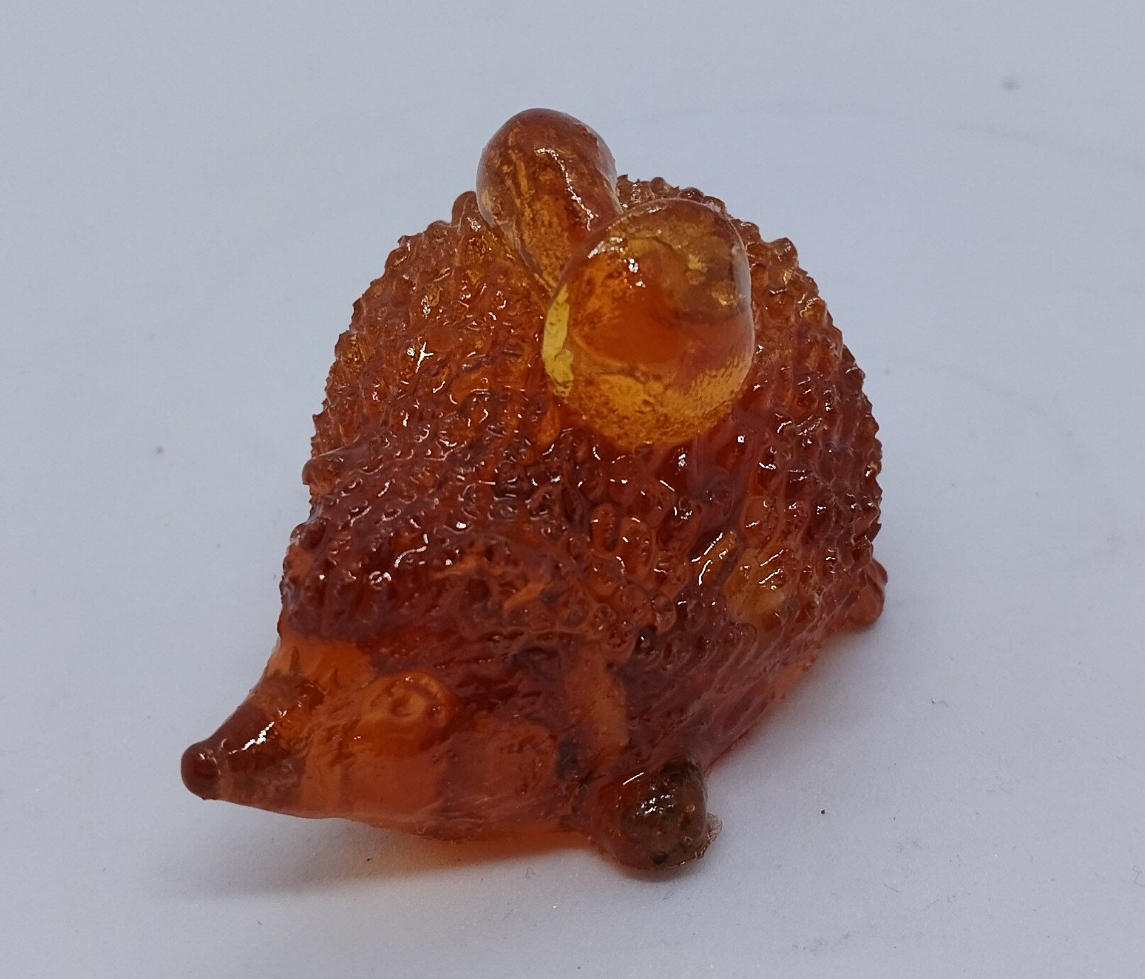 Янтарная фигурка "Ёжик с грибом " — фото 1