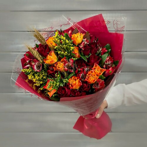 Изображение товара Букет из живых цветов красных и оранжевых роз с солидаго и альстромериями