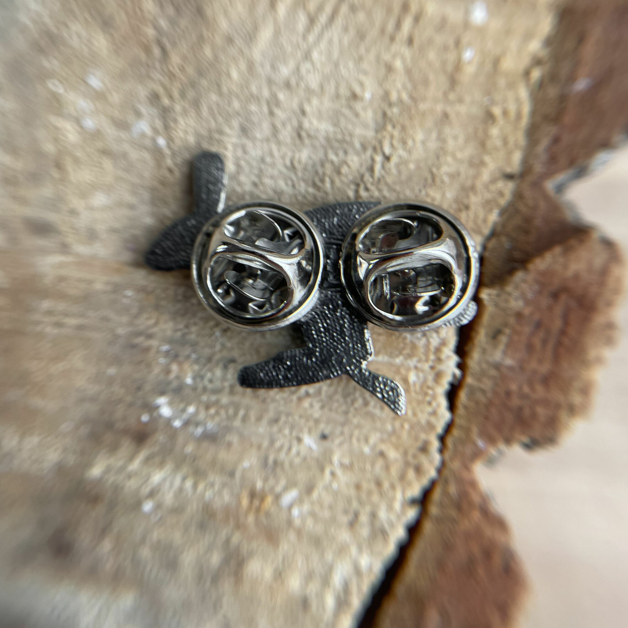 Значок ReD, 1 шт., серебряный — фото 1