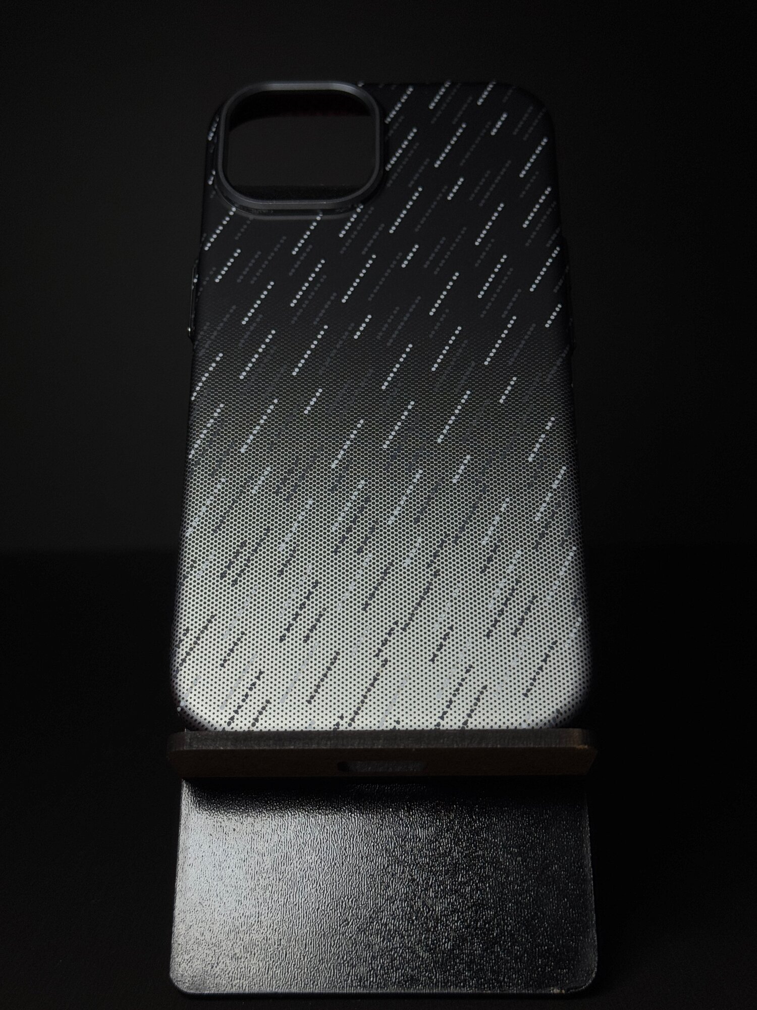 Чехол-накладка для Айфон 15 с МагСейф из Кевлара / чехол на iPhone 15 с MagSafe Kevlar LUXO Life+ / MOSBROS, черно-серый градиент, карбоновый — фото 1