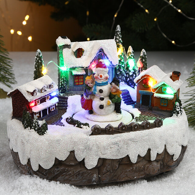 Kaemingk Светящаяся композиция Винтербург перед Рождеством: Снеговик в городе 17*13 см, с движением и музыкой 9485787