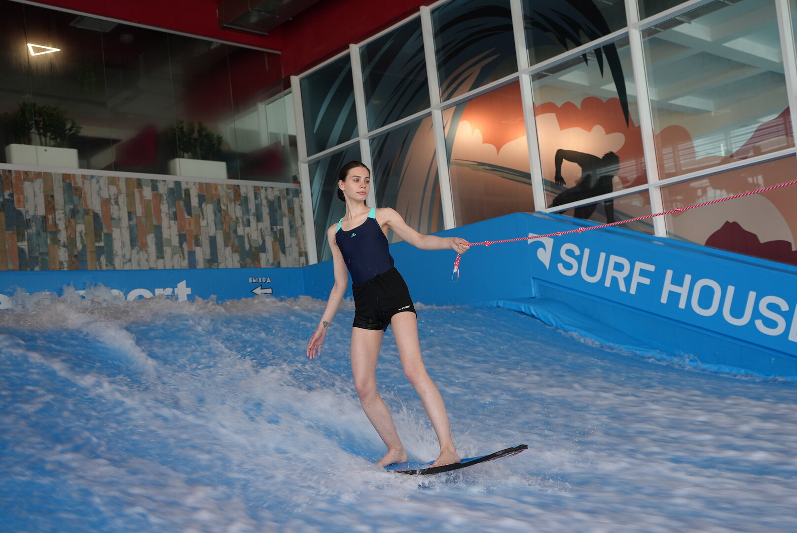 Подарочный сертификат «Катание на искусственной волне SurfHouse» (55 минут, 1 человек в составе группы)