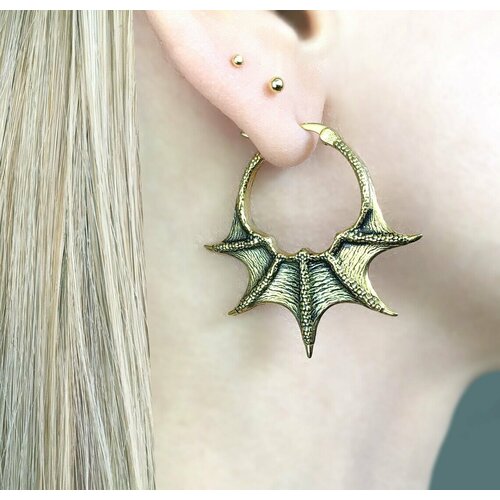 фото Серьги моносерьга бижутерия конго с подвеской "крыло виверна" золотистое одиночная серьга кольцо хупы длинные готика висячие змея дракон готические оригинальные дизайнерские кресты женские мужские для подростков протяжки анимекаффы, размер/диаметр 40 мм, золотой starfallshop