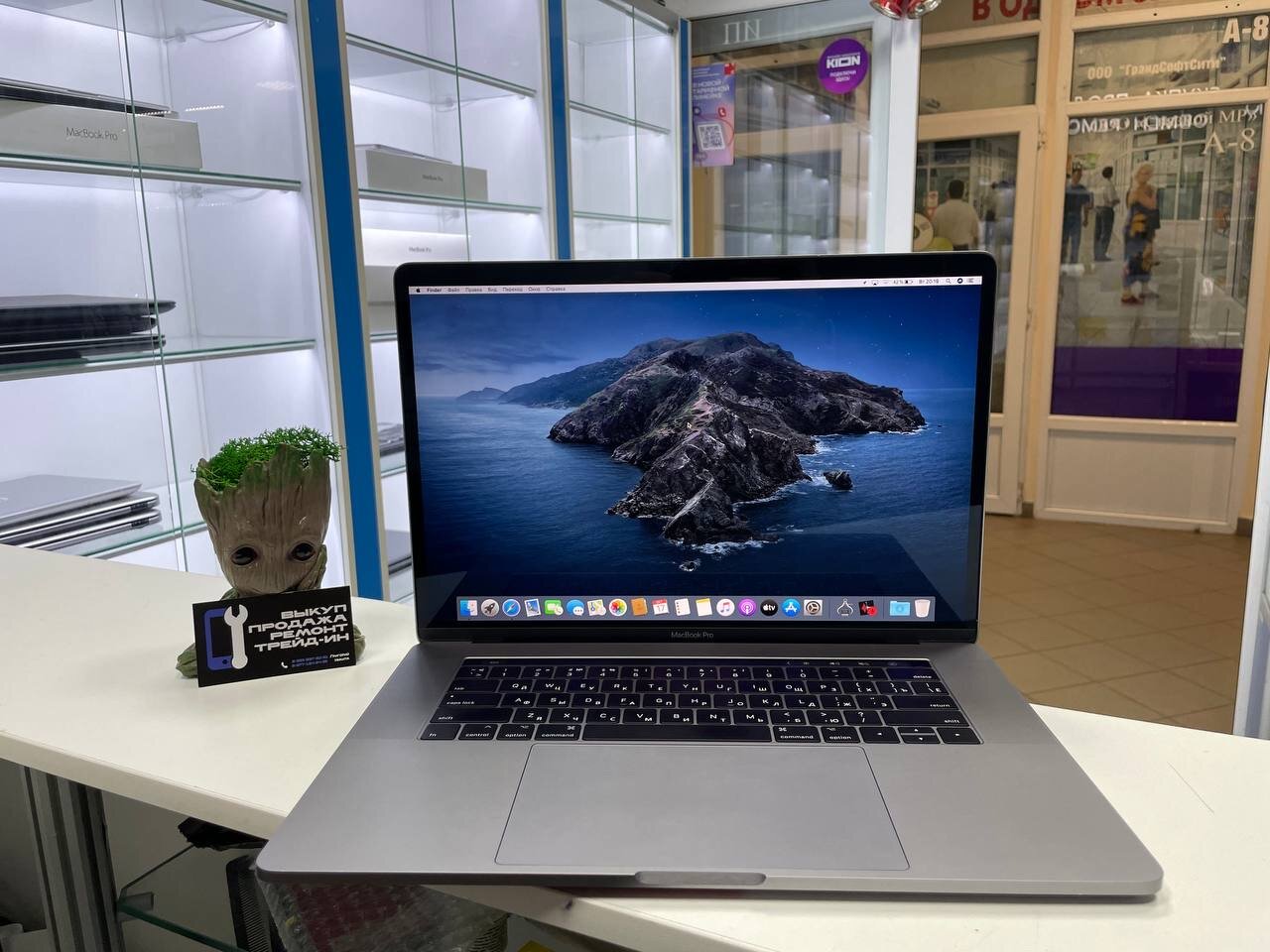 15.4" Ноутбук Apple MacBook Pro 2017, 2880x1800, Intel Core i7 2.8 ГГц, RAM 16 ГБ, SSD 256 ГБ, Radeon Pro 555, Space Gray, MacOS Catalina