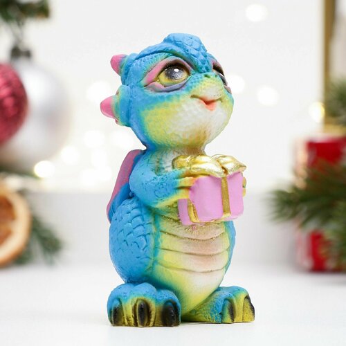 Фигурка Дракончик с подaрком 7,5*5*5см, символ года дракона 2024, статуэтка новогодняя, подарок, сувенир на новый год