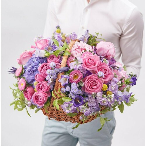 Композиция с головокружительным летним ароматом No.6199 Астер, Гортензия, Каллистефус, Кампанула, Клематис, Корзина, Краспедия, Маттиола, Пион, Роза