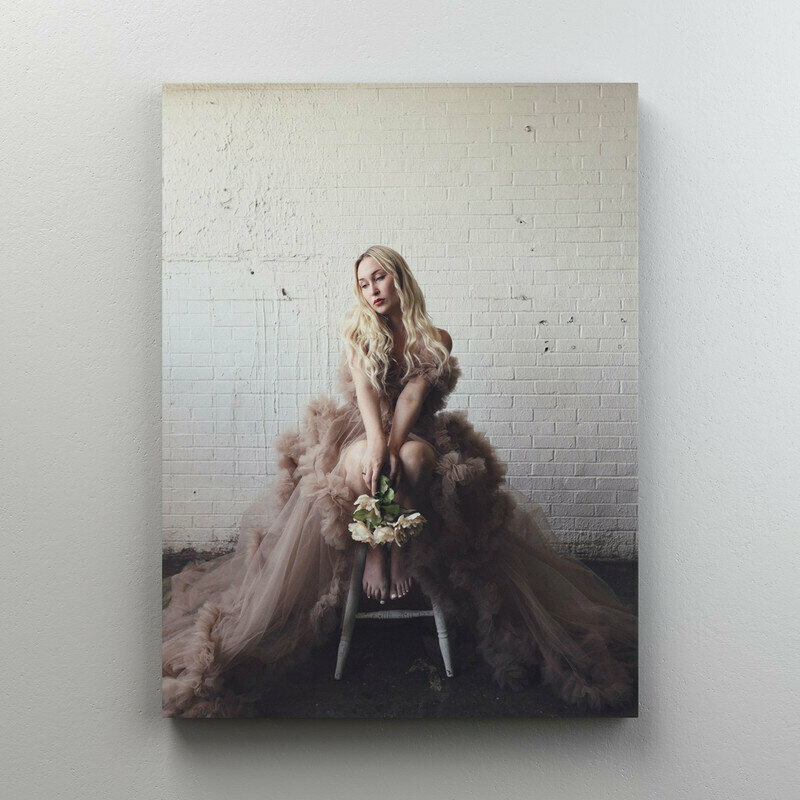 Интерьерная картина на холсте "Нежная девушка в длинном платье и цветами" размер 30x40 см