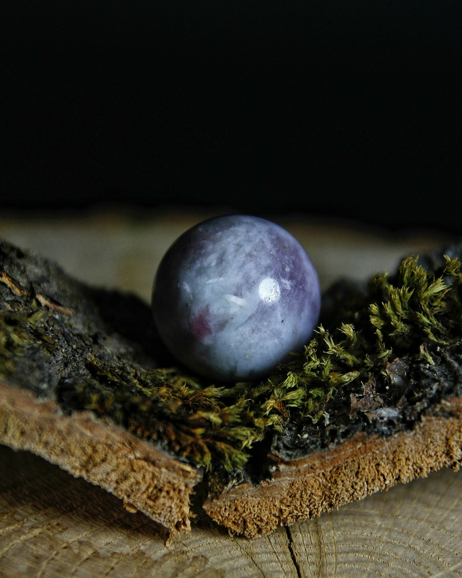 Оберег, амулет Лепидолит с турмалином - шар, натуральный камень, диаметр 21-22 мм, 1 шт - символ позитивного взгляда на жизнь