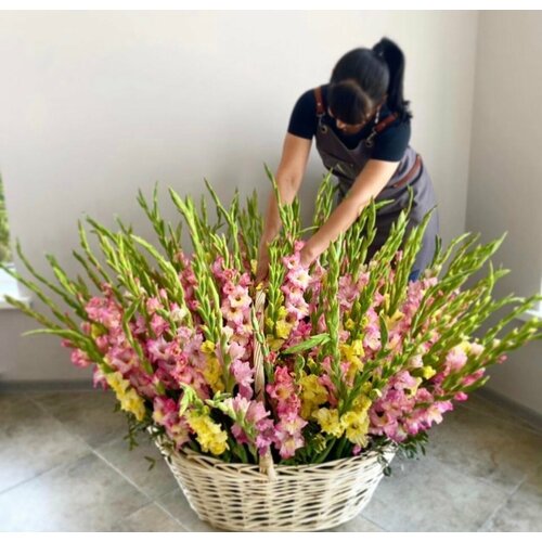 Корзина Гладиолусы микс 51 шт, красивый букет цветов, шикарный, премиум цветы, цветы в корзине.