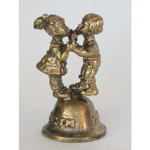 Дети на латунном колокольчик