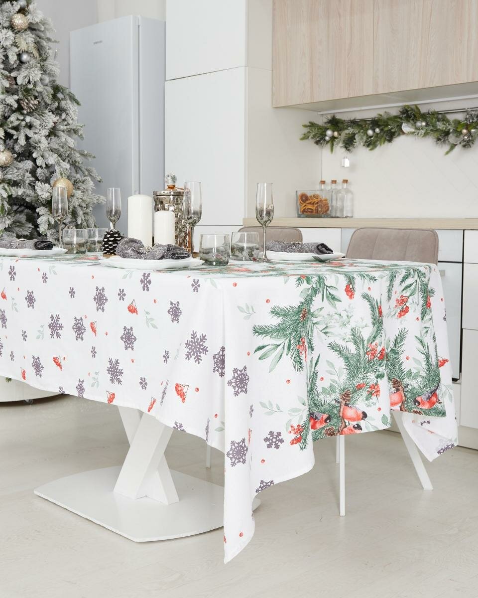 фото Новогодняя скатерть на стол в подарочной упаковке "Всё себе" ; Зимний пейзаж; Размер: 150 х 220
