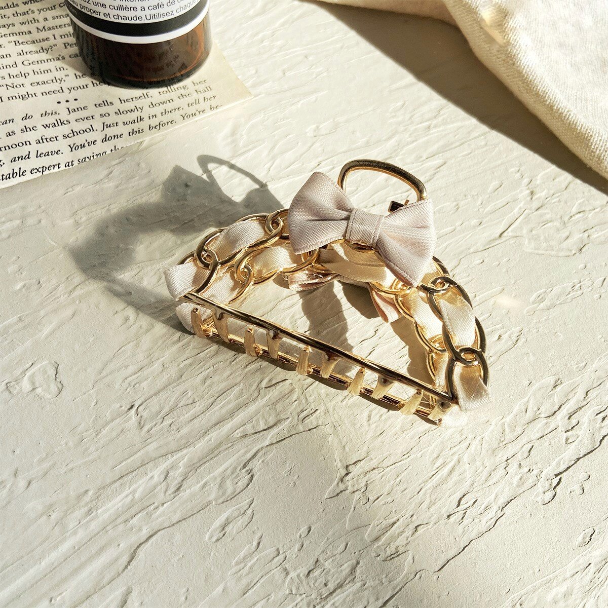 Заколка крабик для волос, метал золотой с бежевой лентой и бантиком — фото 1