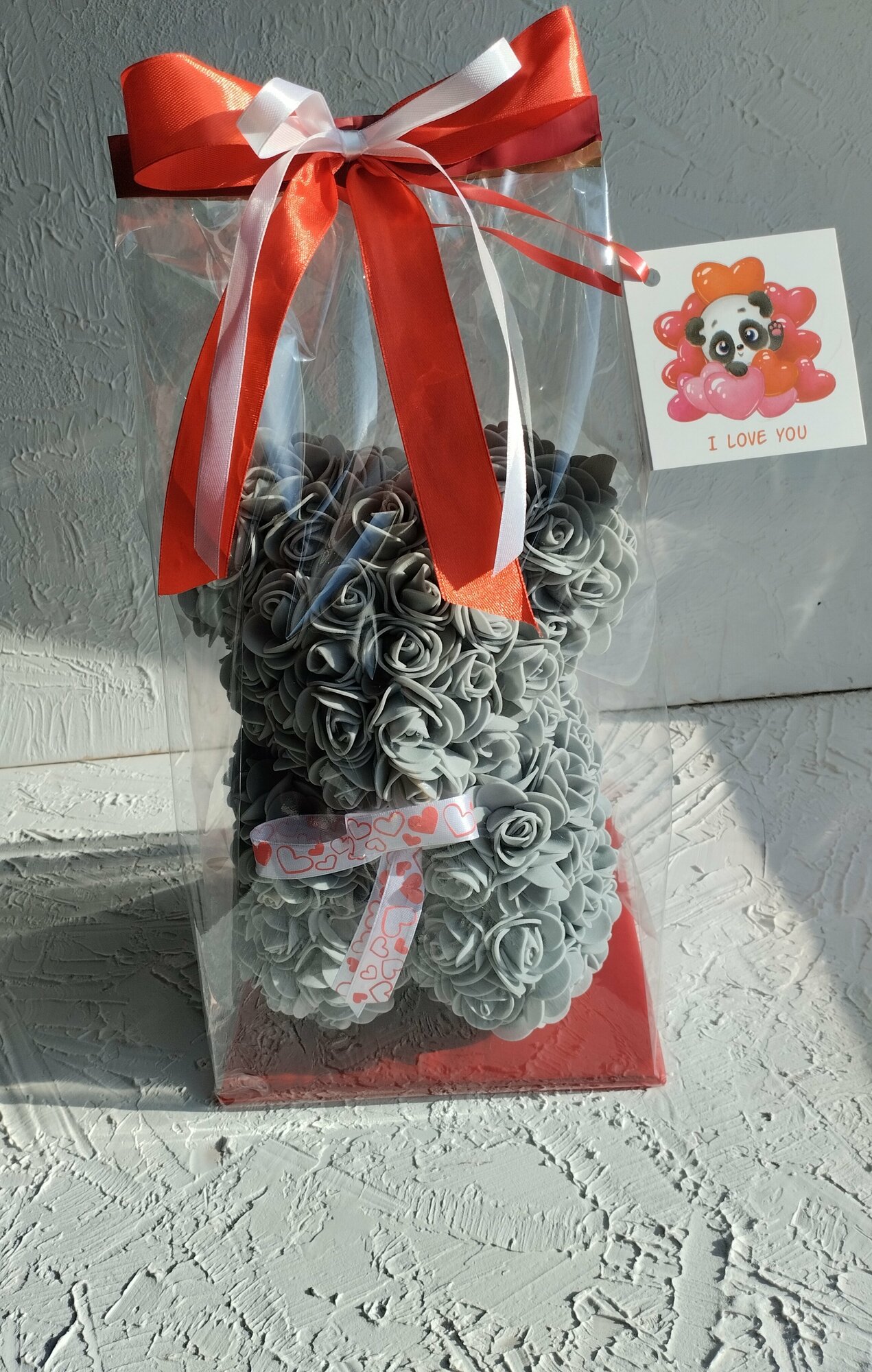 фото Медведь из роз в подарочной упаковке. Игрушка из цветов, подарок на 14 февраля, 8 марта, День Рождения