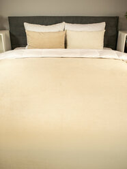 Плед-покрывало 150х200 микрофибра гладкокрашеная Цвет кремовый