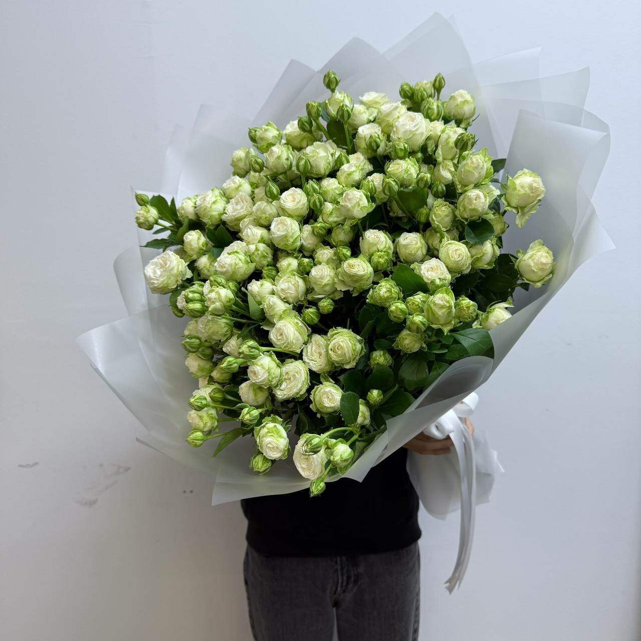 Прекрасный букет кустовых роз 60 см wow flowers свежие в количестве 19 штук