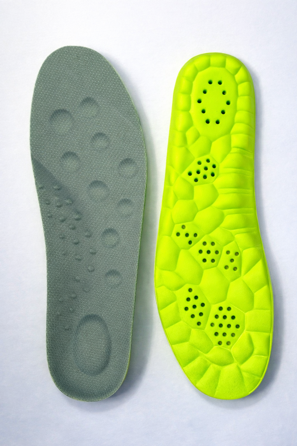 Гибкая и мягкая стелька, обеспечивает комфорт при ходьбе. Имеет массажный эффект, не деформируется.