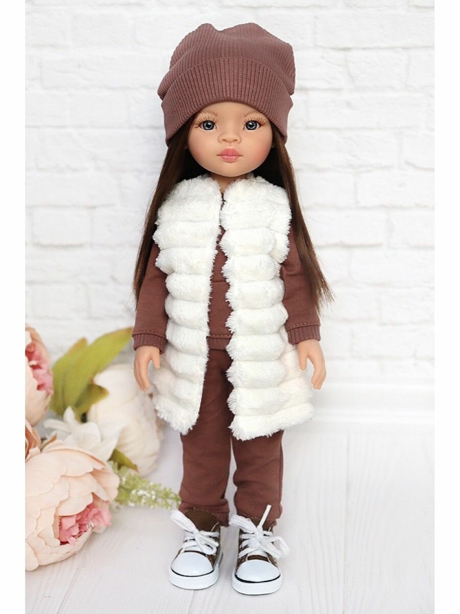 Комплект одежды и обуви для кукол Paola Reina 32-34 см (спорт. костюм+жилет+шапка+кеды), коричневый, слоновая кость