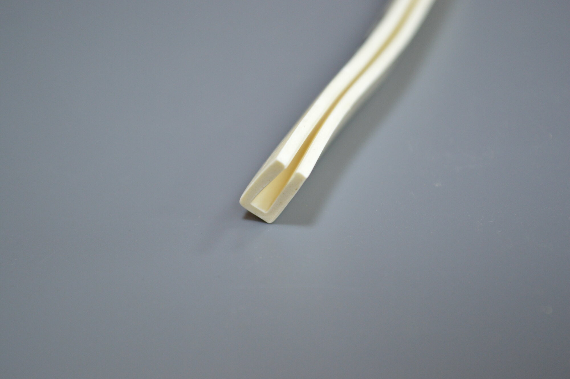 Профиль из силиконовой резины П-образный для уплотнения стекол и метала. Толщина стекла 10 мм. Длина 2 метра.