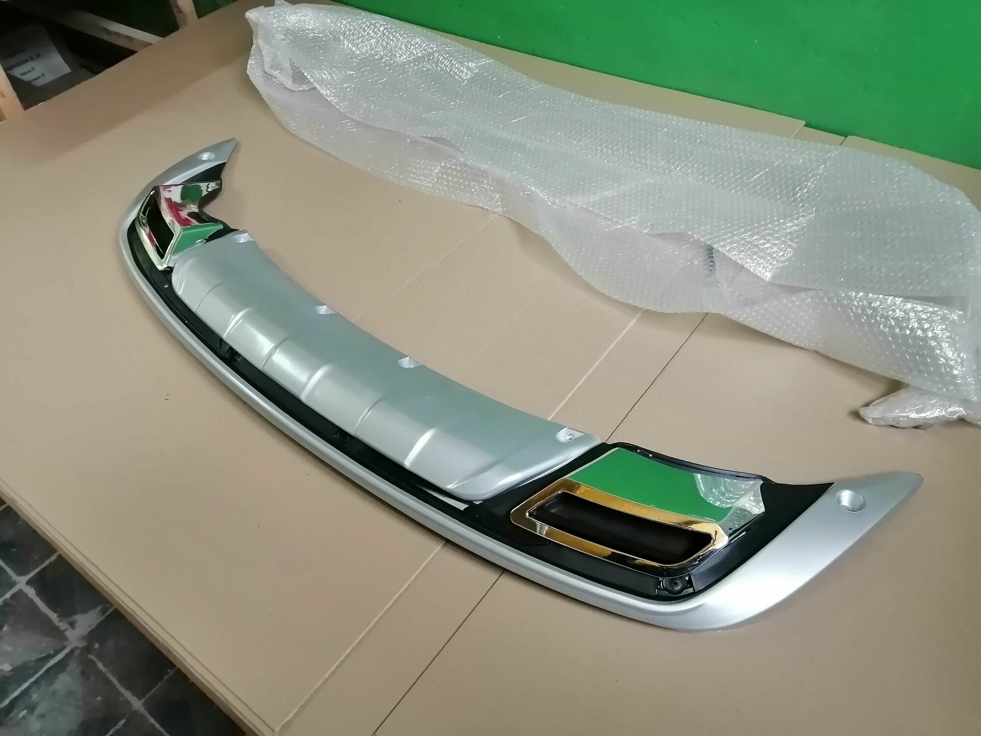 Киа Спортейдж 3 тюнинг накладка на задний бампер Kia Sportage 3 имитация двойного выхлопа — фото 2