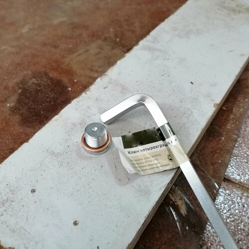 Ключ угловой четырехгранный 8 мм для пробки масленого поддона и АКПП и МКПП для Renault 459₽