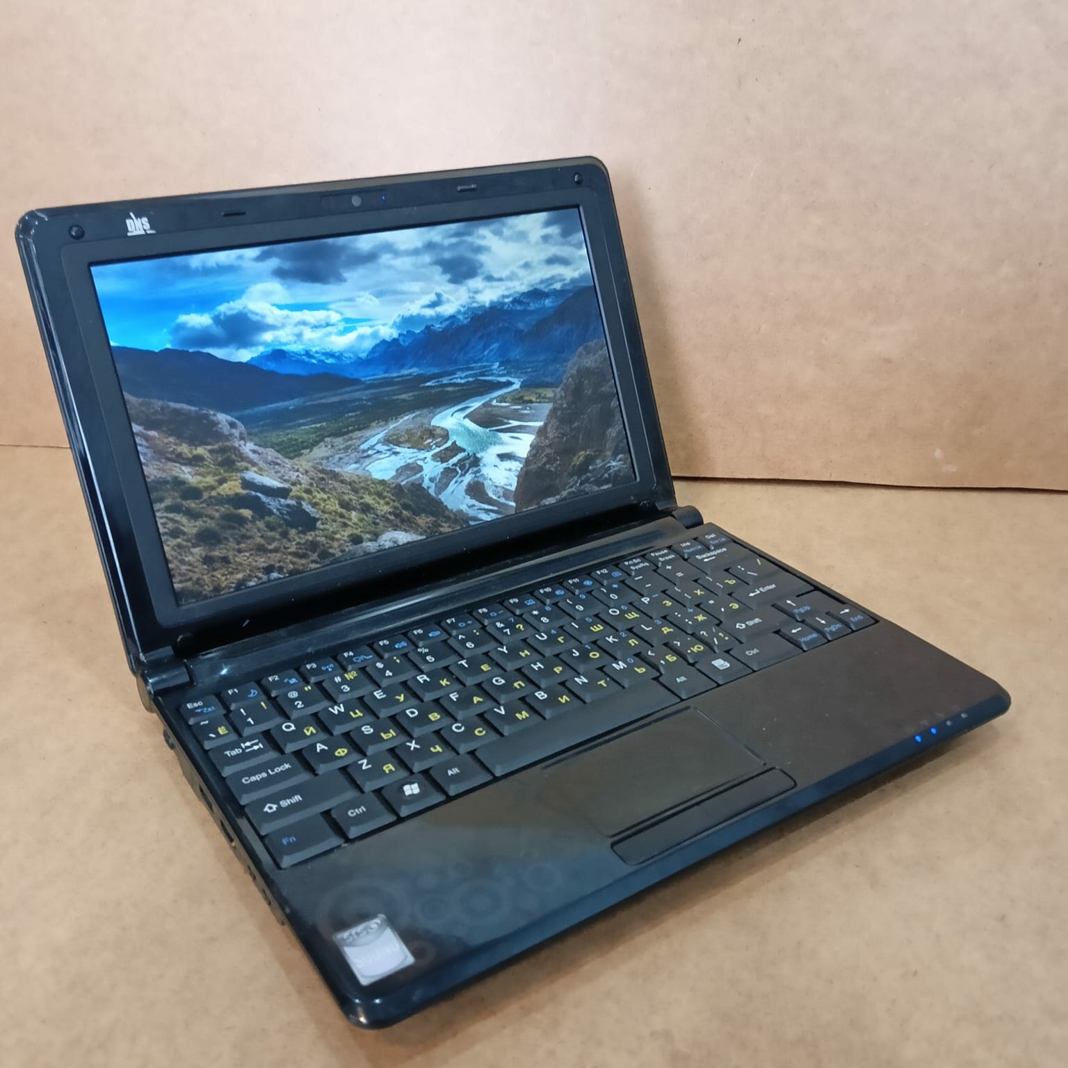 10.1" Нетбук DNS V10IS 1024x600, Intel Atom N450, RAM 1 ГБ, HDD 250 ГБ, Windows 7