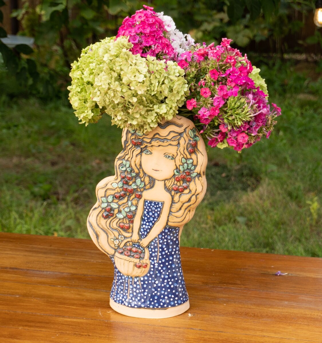 Девушка с корзиной, милое платье в горошек ваза