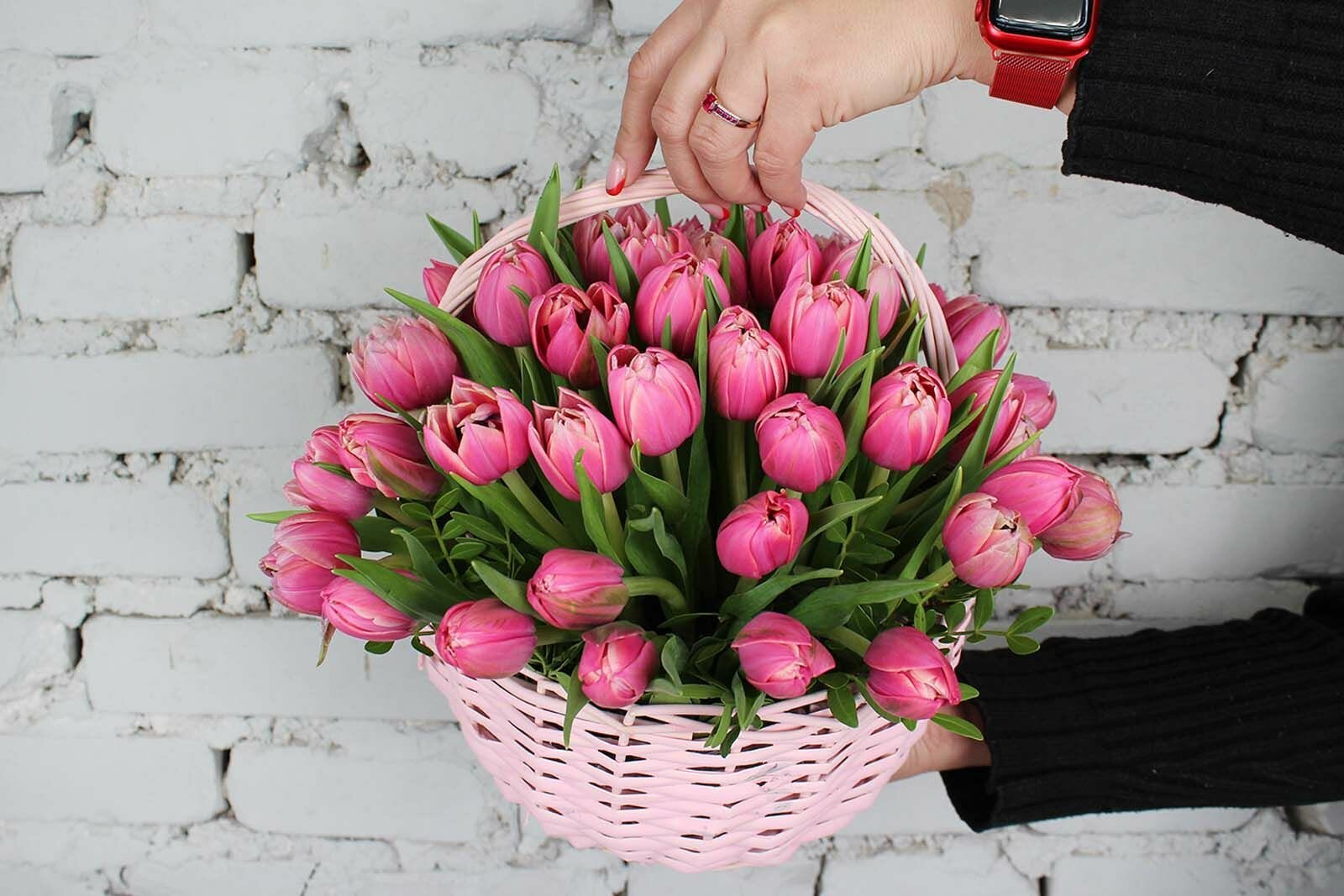 Композиция 49 розовых тюльпанов в корзине
