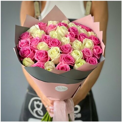 Букет из 51 белой и розовой розы 60 см