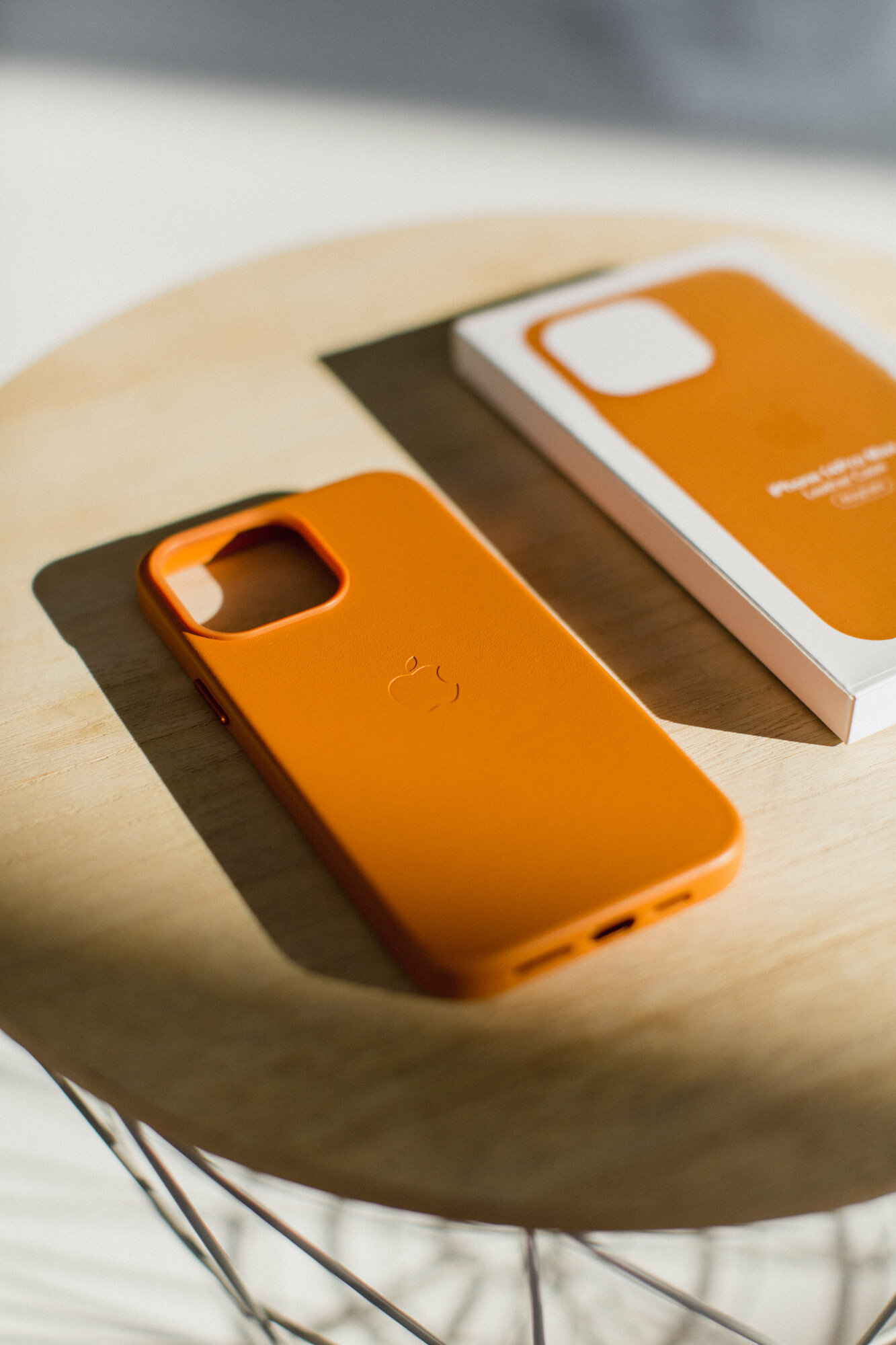 Чехол оранжевый для IPhone 14 Pro Max Leather Case с анимацией и функцией MagSafe — фото 1