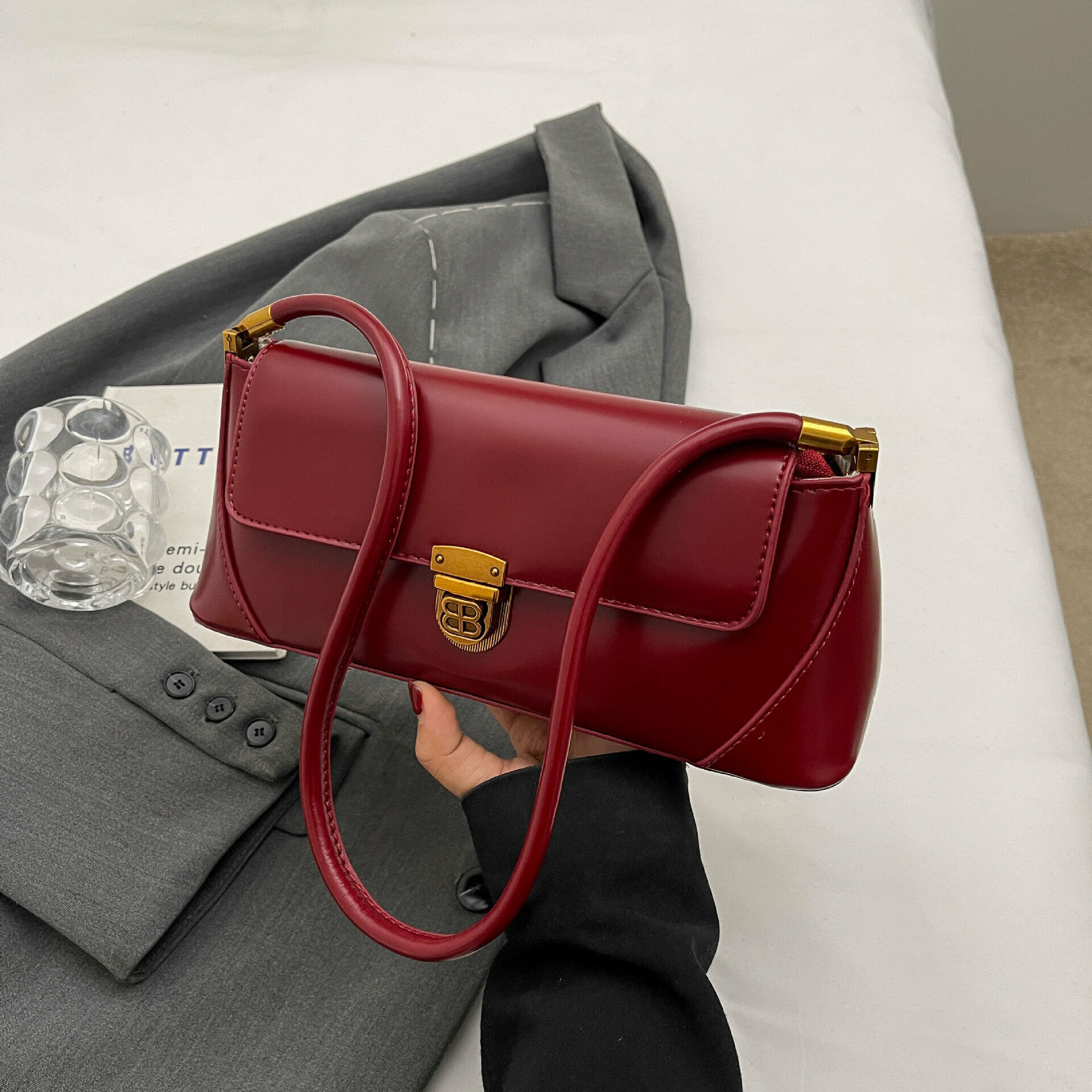 фото Сумка женская багет, красная