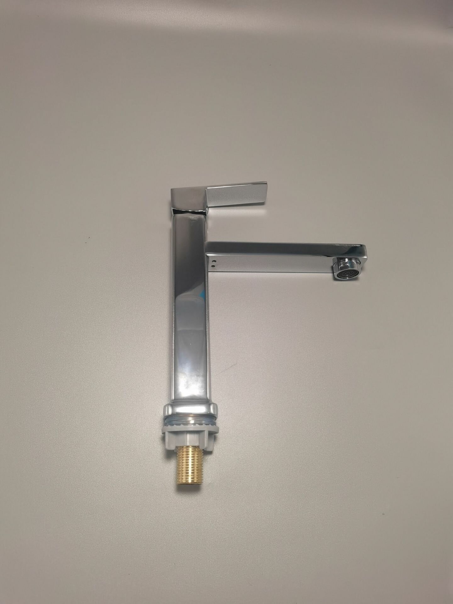 фото Квадратный смеситель для раковины с одним отверстием, умывальник для ванной комнаты, умывальник для ванной комнаты, шкаф для ванной комнаты с одним холодным краном