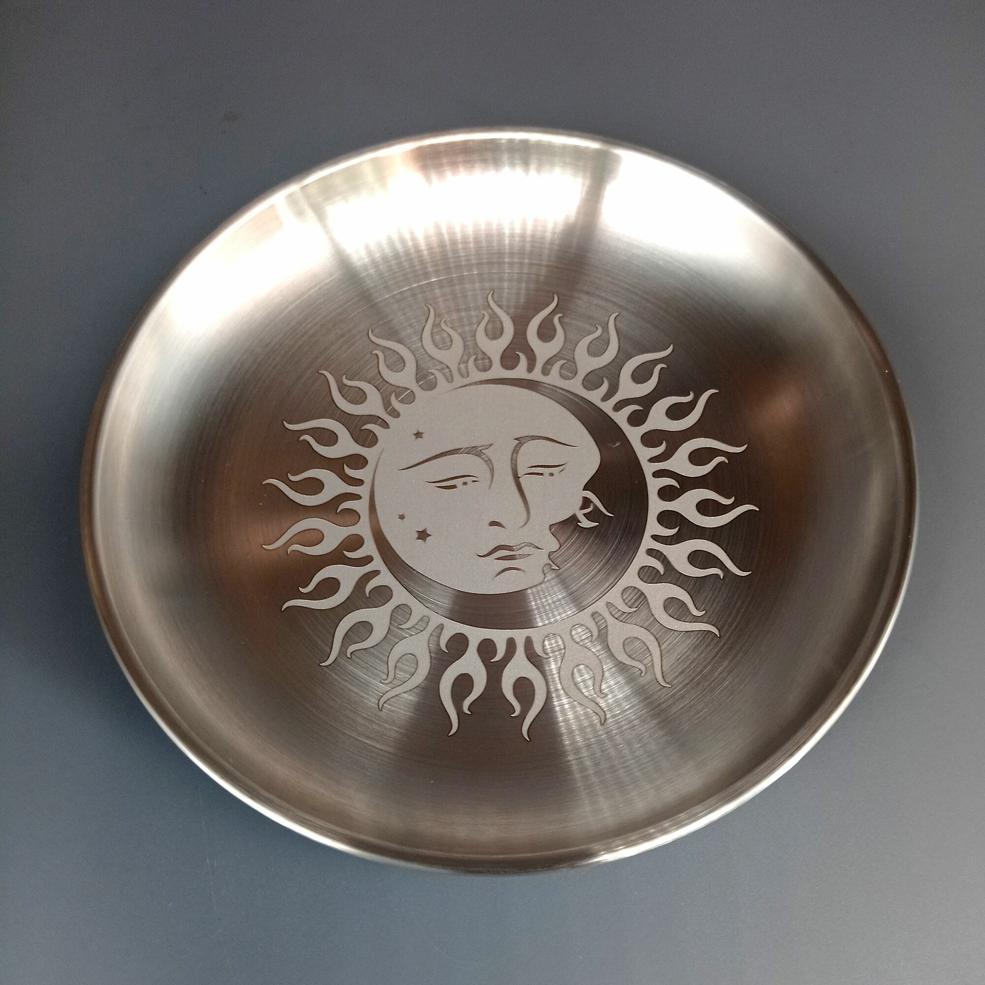 фото Солнце и Луна, металлический поднос-алтарь, для воскурения трав, для отжига свечей, для подношений