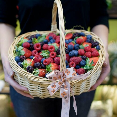 Изображение товара Корзина с ягодами Charlotte, клубника, голубика, ежевика, смородина, малина