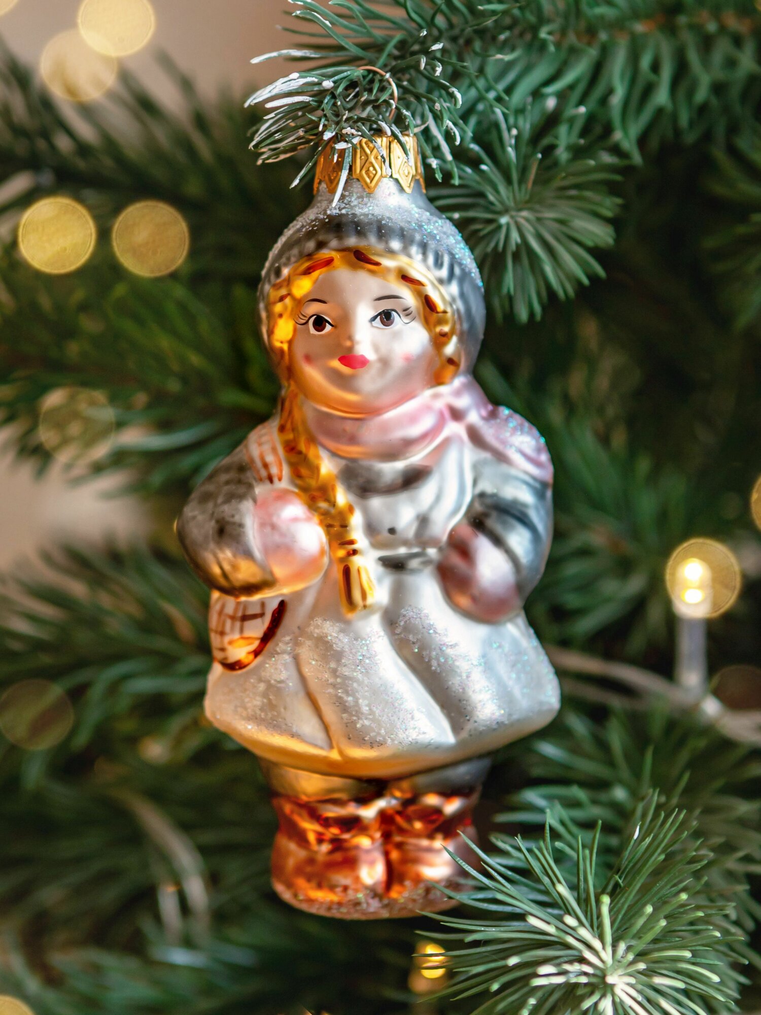 Елочная игрушка стеклянная Девочка  высота 12 см
