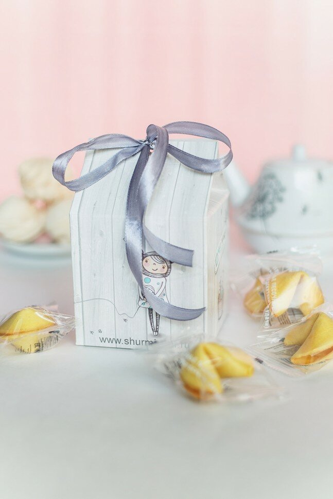 Печенье с предсказаниями в подарочном наборе "Море цветов" Виктория сладкий подарок на 8 марта - фотография № 2