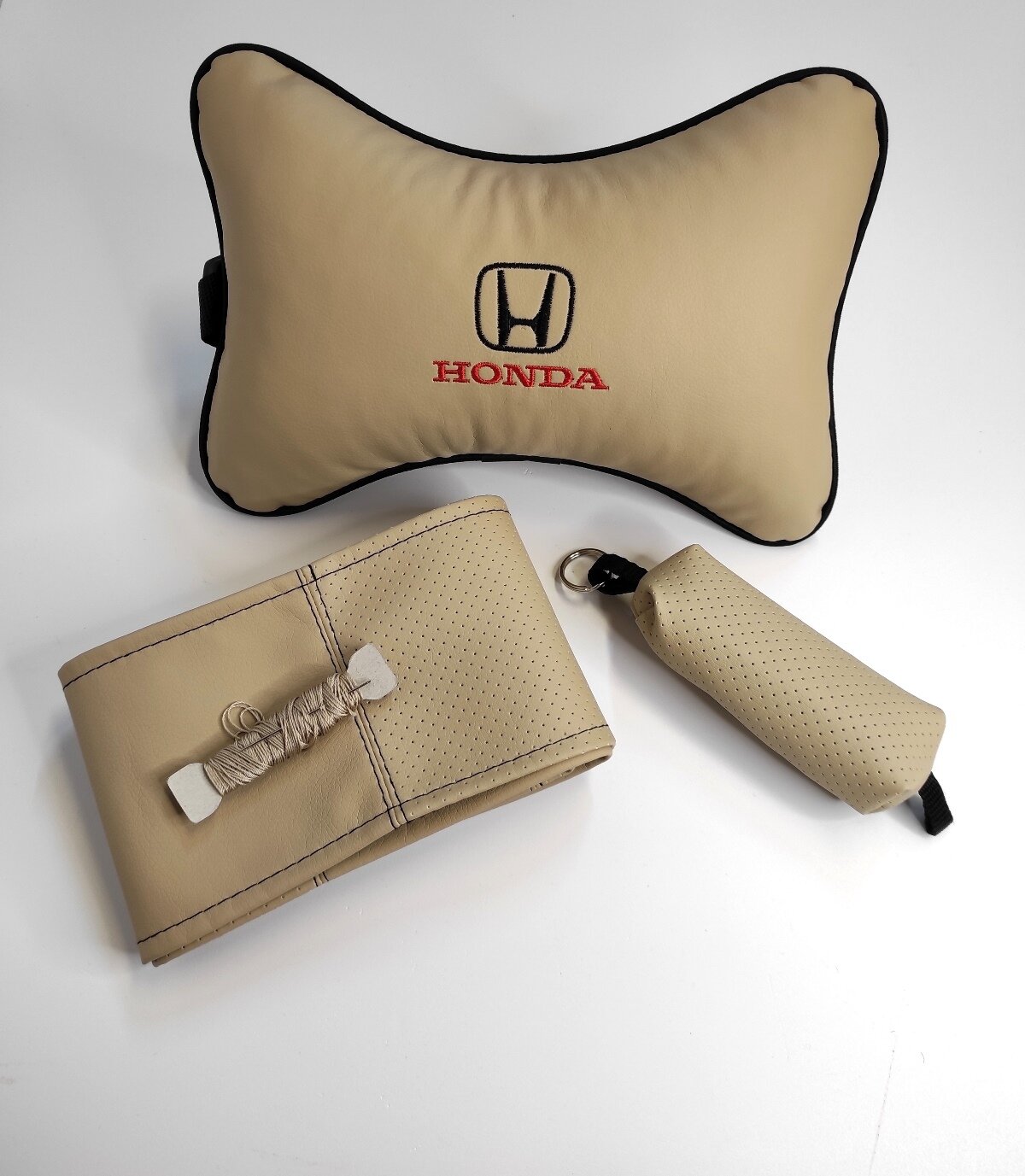 HONDA Подарочный набор: подушка на подголовник из экокожи с логотипом (хонда)  оплетка ключница экокожа бежевая