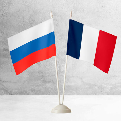 Настольные флаги России и Франции на пластиковой белой подставке настольные флаги россии и самары на пластиковой белой подставке