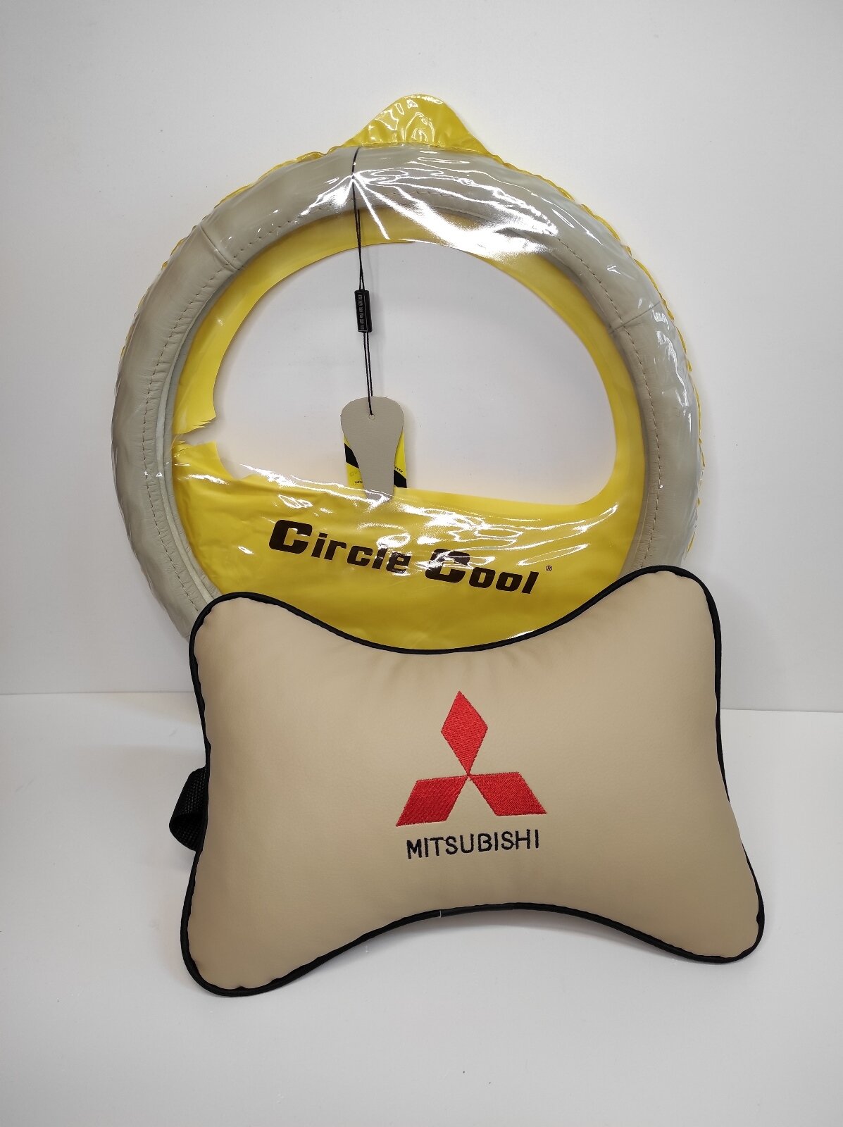 MITSUBISHI Подарочный набор: подушка на подголовник из экокожи с логотипом (митсубиси)  оплетка на руль из натуральной гладкой кожи р-р М бежевая