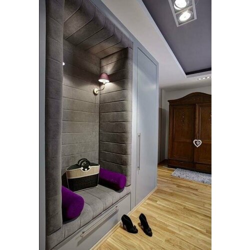 Встроенная современная прихожая с мягким сиденьем и шкафом